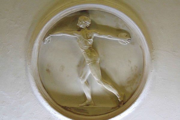 Елена Янсон-Манизер. ''Метательница диска'', 1953. Медальон. Фаянс, диаметр 90 см. Станция московского метрополитена ''Динамо''. Фото: leonovvaleri.livejournal