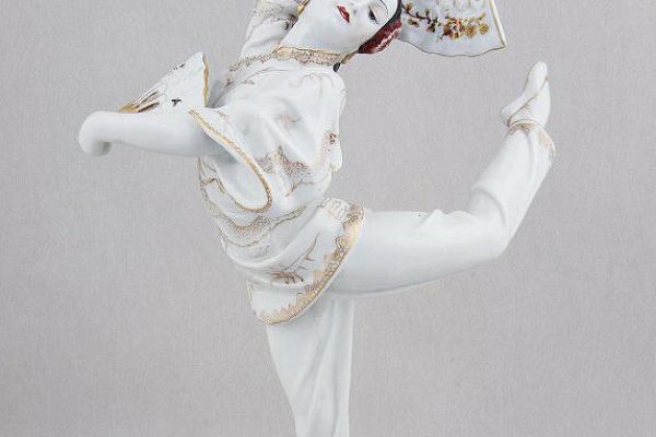 Елена Янсон-Манизер. ''Балерина Галина Уланова в партии Тао-Хоа'' (балет Рейнольда Глиэра ''Красный мак''), 1955. Фарфор, высота 91,5 см. Автор модели. Роспись Католины Косенковой. Самарский областной художественный музей