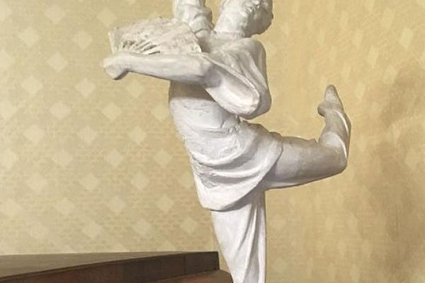 Елена Янсон-Манизер. ''Балерина Галина Уланова в партии Тао Хоа'' (балет Рейнольда Глиэра ''Красный мак'', ГАБТ Союза ССР), 1954. Автор модели. Гипс, 44х17х17 см. Государственный центральный театральный музей имени А.А. Бахрушина, Москва