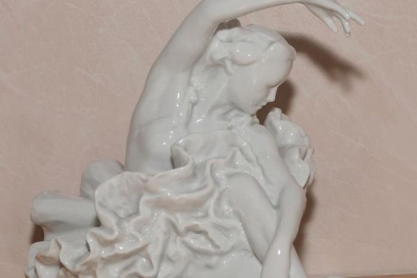 Елена Янсон-Манизер. ''Балерина Галина Уланова - Умирающий лебедь'' (балет П.И. Чайковского ''Лебединое озеро''), 1950-е. Автор модели. Фарфор, глазурь, 23х12,3х18 см. Государственный мемориальный музыкальный музей-заповедник П.И. Чайковского, Клин, Московская область