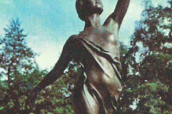 Елена Янсон-Манизер. ''Балерина'' (Галина Уланова), 1936. Бронза, 225х11х70 см. Академия русского балета имени А.Я. Вагановой, С.-Петербург