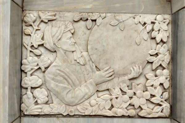 Елена Янсон-Манизер. 1950. Барельеф, мрамор. Станция московского метрополитена ''Добрынинская'' Кольцевой линии. Фото: ic.pics.livejournal.com