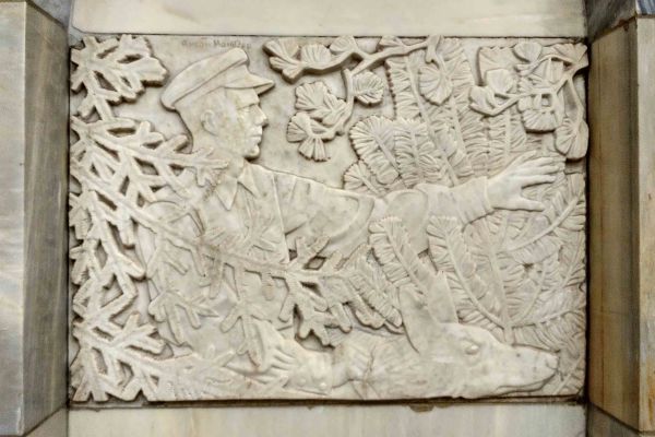 Елена Янсон-Манизер. 1950. Барельеф, мрамор. Станция московского метрополитена ''Добрынинская'' Кольцевой линии. Фото: ic.pics.livejournal.com