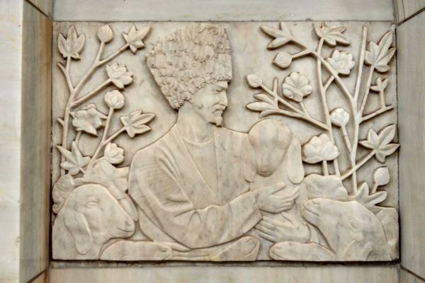 Елена Янсон-Манизер. 1950. Барельеф, мрамор. Станция московского метрополитена ''Добрынинская'' Кольцевой линии. Фото: ic.pics.livejournal.com