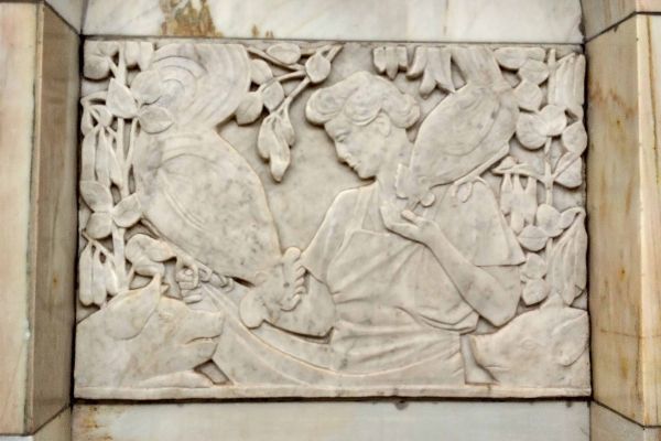 Елена Янсон-Манизер. 1950. Барельеф, мрамор. Станция московского метрополитена ''Добрынинская'' Кольцевой линии. Фото: ic.pics.livejournal.com