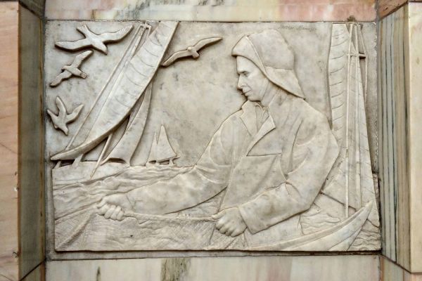 Елена Янсон-Манизер. 1950. Барельеф, мрамор. Станция московского метрополитена ''Добрынинская'' Кольцевой линии. Фото: ic.pics.livejournal.com