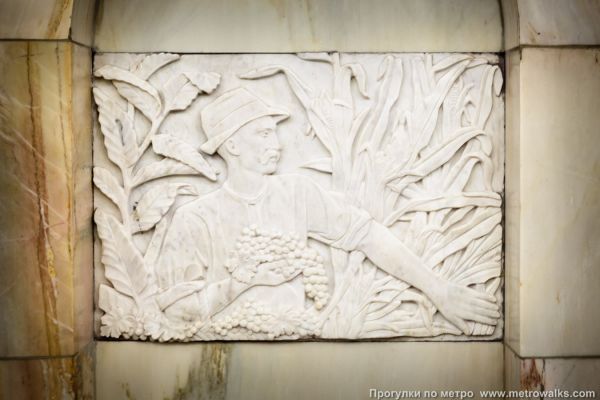 Елена Янсон-Манизер. 1950. Барельеф, мрамор. Станция московского метрополитена ''Добрынинская'' Кольцевой линии