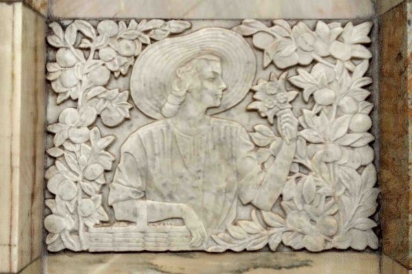 Елена Янсон-Манизер. 1950. Барельеф, мрамор. Станция московского метрополитена ''Добрынинская'' Кольцевой линии. Фото: ic.pics.livejournal.com