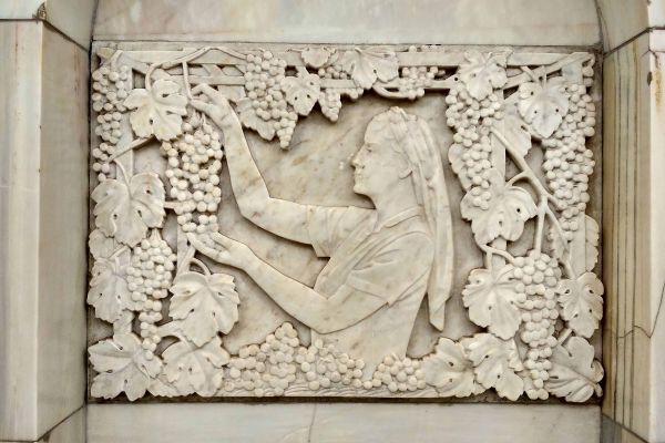 Елена Янсон-Манизер. 1950. Барельеф, мрамор. Станция московского метрополитена ''Добрынинская'' Кольцевой линии. Фото: ic.pics.livejournal.com