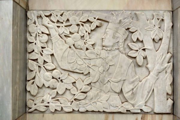 Елена Янсон-Манизер. 1950. Барельеф, мрамор. Станция московского метрополитена ''Добрынинская'' Кольцевой линии. Фото: ic.pics.livejournal.com