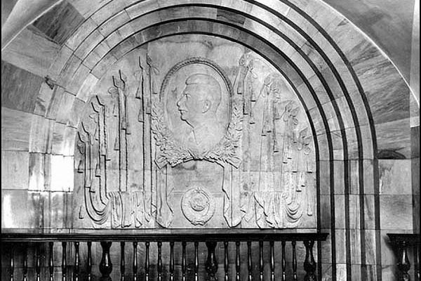 Елена Янсон-Манизер. 1950. Утраченное панно, мрамор. Станция московского метрополитена ''Добрынинская'' Кольцевой линии. Фото с сайта pastvu.com