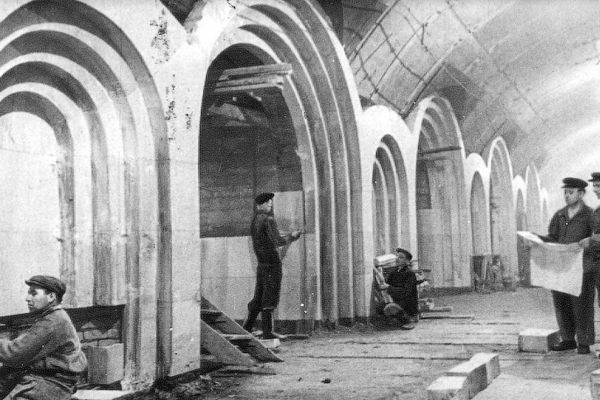 Строительство станции ''Серпуховская'', 1948-1949. Фото с сайта pastvu.com