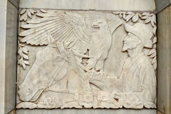 Елена Янсон-Манизер. 1950. Барельеф, мрамор. Станция московского метрополитена ''Добрынинская'' Кольцевой линии. Фото: ic.pics.livejournal.com