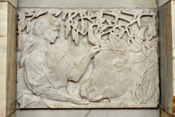 Елена Янсон-Манизер. 1950. Барельеф, мрамор. Станция московского метрополитена ''Добрынинская'' Кольцевой линии. Фото: ic.pics.livejournal.com