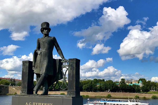 Олег Комов. Памятник А.С. Пушкину, 1974. Бронза, гранит, высота фигуры 206 см, высота постамента 124 см. Архитекторы Н.И. Комова, В.А. Фролов. Тверь. Фото Максима Юсина