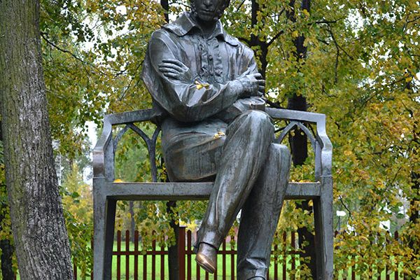 Олег Комов. Памятник А.С. Пушкину, 1979. Бронза, гранит, высота фигуры 250 см. Архитектор Н.И. Комова. Село Большое Болдино, Псковская область. Фото: artshots.ru