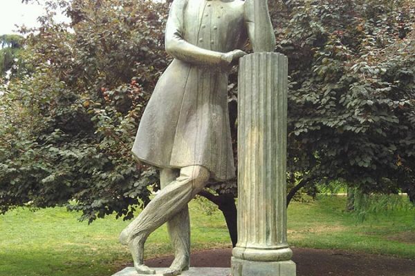 Олег Комов. Памятник А.С. Пушкину, 1981. Бронза, гранит, высота фигуры 230 см, высота постамента 120 см. Архитекторы Н.И. Комова, Э. Паласис. Мадрид, Испания. Фото Томаса Номака