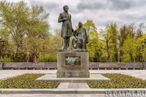 Олег Комов. Памятник А.С. Пушкину и Арине Родионовне, 1983. Бронза, гранит, высота фигуры 320 см, высота постамента 280 см. Архитектор М.П. Константинов. Псков