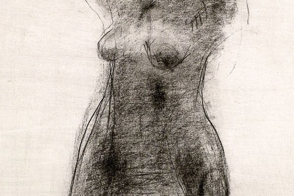 Владимир Потлов. Фигура 5, 2023. Бумага, уголь. 62х40 см. Фото из архива Владимира Потлова