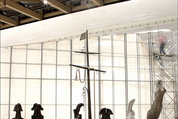 Владимир Потлов. Призраки затонувшего корабля (Остров сокровищ) 2, 2005. Многофигурная интерактивная композиция. Корабль (стол): дуб тонированный, позолота, латунь, медь, бронза, монеты, джут, 300х340х125 см. Московский музей современного искусства