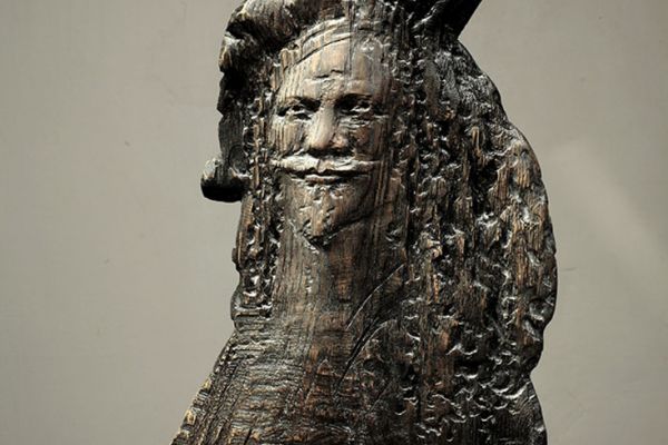 Владимир Потлов. Рембрандт (кресло), 2008. Из композиции ''Рембрандт и Саския''. Дуб тонированный, 127х75х67 см. Фото из архива Владимира Потлова