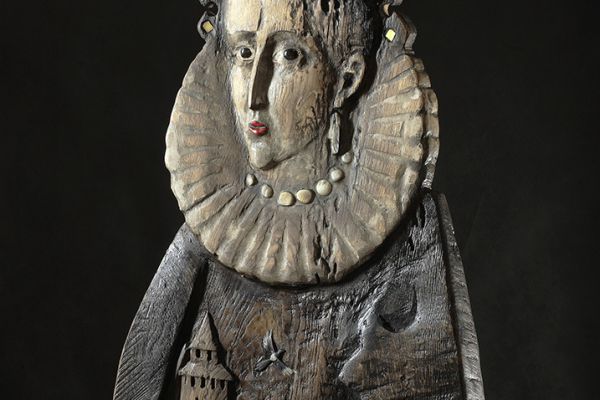 Владимир Потлов. Марина Мнишек (кресло) (фрагмент)), 2008. Дуб, левкас, роспись, инкрустация камнями и перламутром. Фото из архива Владимира Потлова