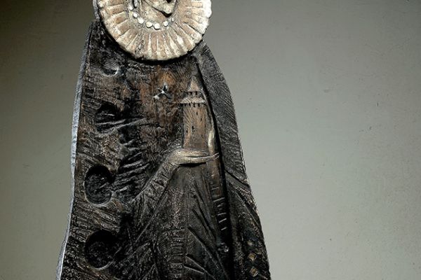 Владимир Потлов. Марина Мнишек (кресло), 2008. Дуб, левкас, роспись, инкрустация камнями и перламутром, 159х81х55 см. Фото из архива Владимира Потлова