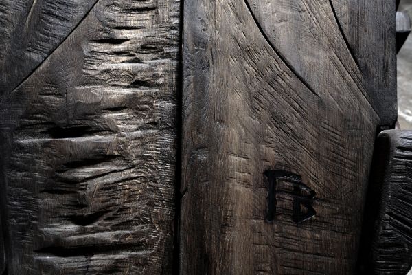 Владимир Потлов. Флинт (кресло) (фрагмент), 2005. Из многофигурной интерактивной композиции Призраки затонувшего корабля (Остров сокровищ). Дуб тонированный, бронза, кожа. Московский музей современного искусства. Фото из архива Владимира Потлова