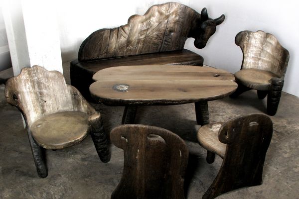 Владимир Потлов. Похищение Европы, 2007. ''Зевс и Европа'' (скамья): дуб, бронза, кожа, 116х224х75 см. ''Раковина'' (кресла): дуб, 80х70х60 см. ''Мидия'' (стол): дуб, 65х130х80 см. Частная коллекция. Фото из архива Владимира Потлова