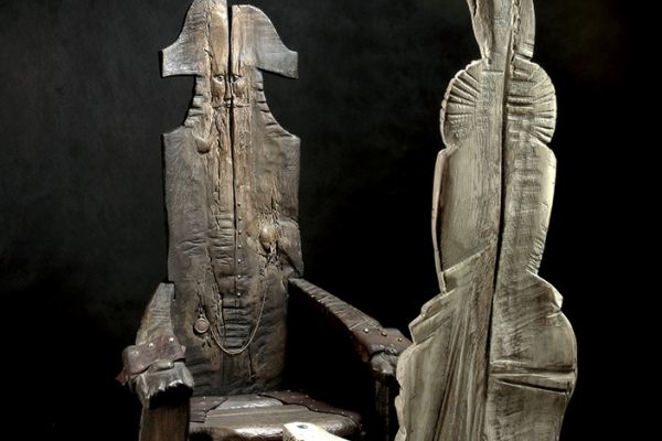 Владимир Потлов. Сильвер и Белая дама (кресла), 2005. Из композиции Призраки затонувшего корабля (Остров сокровищ). Сильвер: дуб тонированный, бронза, кожа, 169х90х69 см. Белая дама: дуб, левкас, малахит, бирюза, 174х67,5х67 см. Московский музей современного искусства