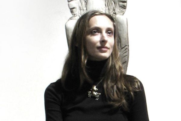 Владимир Потлов. Белая дама (кресло) (ракурс 2), 2005. Из композиции Призраки затонувшего корабля (Остров сокровищ). Дуб, левкас, малахит, бирюза, 174х67,5х67 см. Московский музей современного искусства. Фото из архива Владимира Потлова