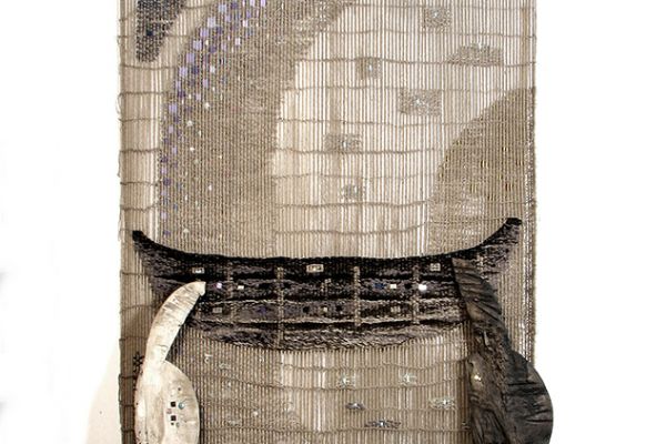 Владимир Потлов. Ноев ковчег, 2006. Автор гобелена - Людмила Кулишова. Джут, лен, шерсть, металлическая нить, дубовая доска. Гобелен: 300х175 см. Фото из архива Владимира Потлова