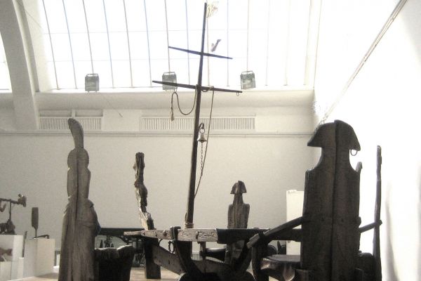 Владимир Потлов. Призраки затонувшего корабля (Остров сокровищ) 5, 2005. Многофигурная интерактивная композиция. Корабль (стол): дуб тонированный, позолота, латунь, медь, бронза, монеты, джут, 300х340х125 см. Московский музей современного искусства