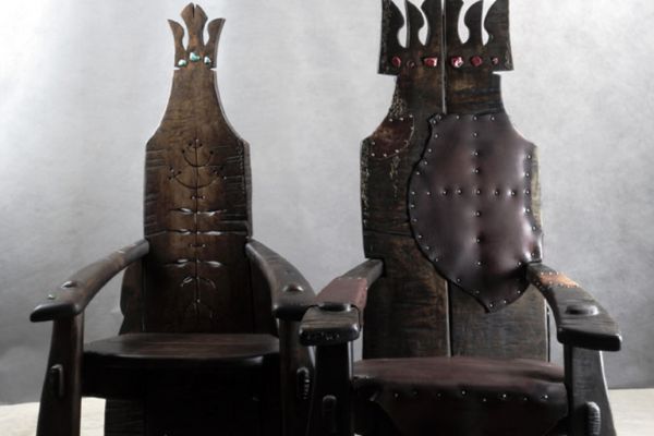 Владимир Потлов. Царь, Царица (кресла), 2008. Из композиции из 11 предметов ''Царский пир''. Царь: дерево, кожа, камни, металл, 150х90х70 см; Царица: дерево, камни, металл, 145х85х65 см. Частная коллекция. Фото из архива Владимира Потлова