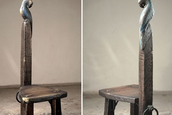 Владимир Потлов. Попугай (стул), 2005. Из композиции Призраки затонувшего корабля (Остров сокровищ). Дуб тонированный, раскраска, металл, 127х52х52 см. Московский музей современного искусства. Фото из архива Владимира Потлова