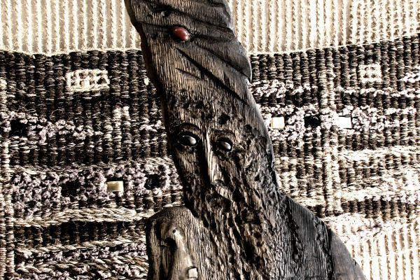 Владимир Потлов. Ной (фрагмент кресла), 2006. Из интерактивной композиции ''Ноев ковчег''. Дуб тонированный, агат. Автор гобелена - Людмила Кулишова. Фото из архива Владимира Потлова