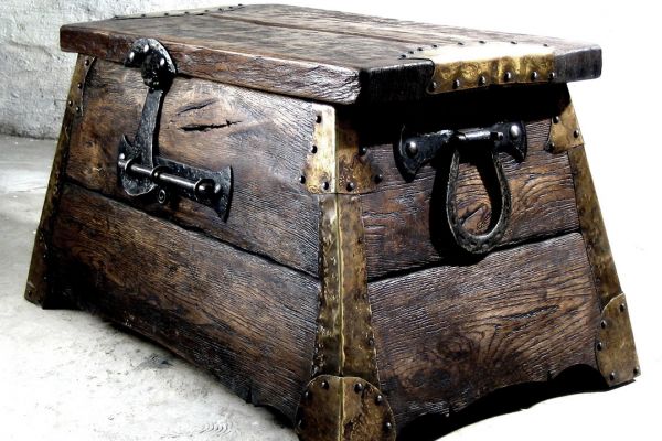 Владимир Потлов. Сундук мертвеца, 2005. Из многофигурной интерактивной композиции Призраки затонувшего корабля (Остров сокровищ). Дуб тонированный, медь, латунь, металл, 43х70х50 см. Московский музей современного искусства. Фото из архива Владимира Потлова