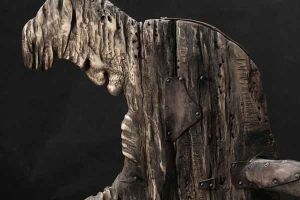 Владимир Потлов. Плюшкин (персонаж поэмы Н.В. Гоголя ''Мертвые души''), 2016. Фрагмент скамьи. Дерево, кожа, бронза. Фото из архива Владимира Потлова