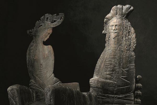 Владимир Потлов. Рембрандт и Саския, 2008. Рембрандт (кресло): дуб тонированный, 127х75х67 см. Саския (кресло): дуб тонированный, 127х65х50 см; Палитра (столик): дуб тонированный, левкас, 33,5х69,5х60 см. Фото из архива Владимира Потлова