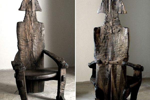 Владимир Потлов. Р.Л. Стивенсон (кресло), 2005. Из композиции Призраки затонувшего корабля (Остров сокровищ). Дуб тонированный, бронза, бирюза, 151х85х75 см. Московский музей современного искусства. Фото из архива Владимира Потлова