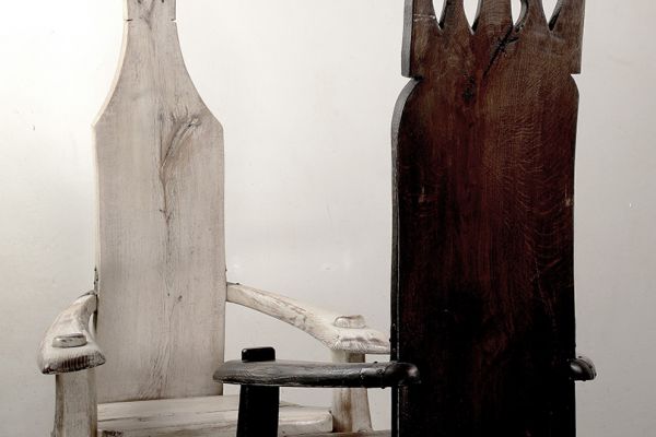 Владимир Потлов. Черный король и Белая королева (ракурс), 2002. Король (кресло): дуб тонированный, медь, металл, 154х78х65 см. Королева (кресло): дуб, левкас, латунь, металл, 155х81х59 см. Фото из архива Владимира Потлова 