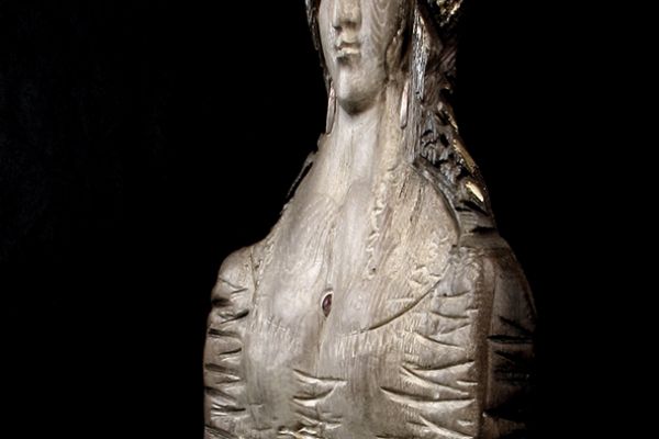 Владимир Потлов. Екатерина II (фрагмент кресла), 2007. Из композиции ''Петр I и Екатерина II''. Дуб, роспись, позолота, бронза. Частная коллекция. Фото из архива Владимира Потлова