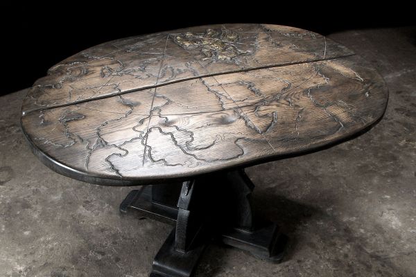 Владимир Потлов. Империя (стол), 2007. Из композиции ''Петр I и Екатерина II''. Дуб, 65х110х80 см. Частная коллекция. Фото из архива Владимира Потлова