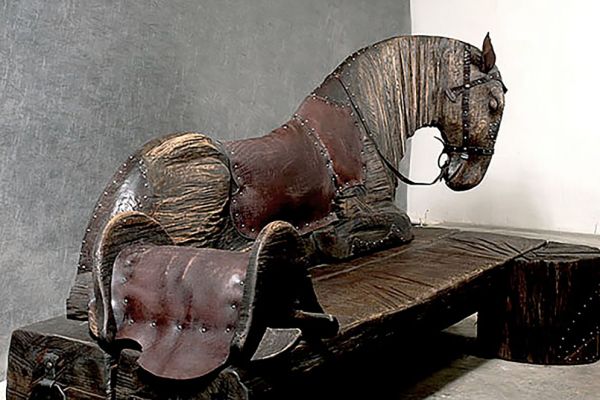Владимир Потлов. Конь на Девичьем поле, 1380 год (скамья-лежанка), 2008. Дерево, кожа, металл, резьба, 118х230х110 см. Фото из архива Владимира Потлова