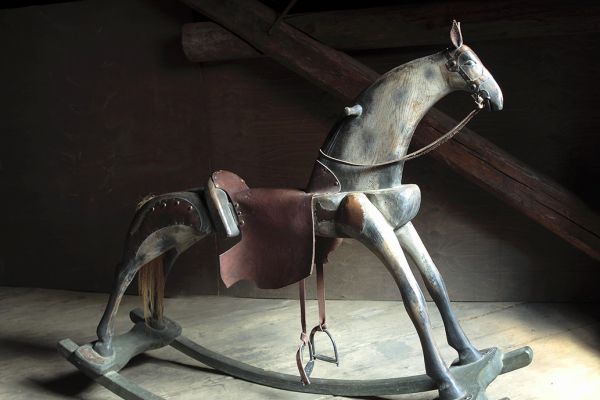 Владимир Потлов. Лошадь-качалка, 2003. Дерево, кожа, металл, пенька, 114х153х41 см. Частная коллекция. Фото из архива Владимира Потлова