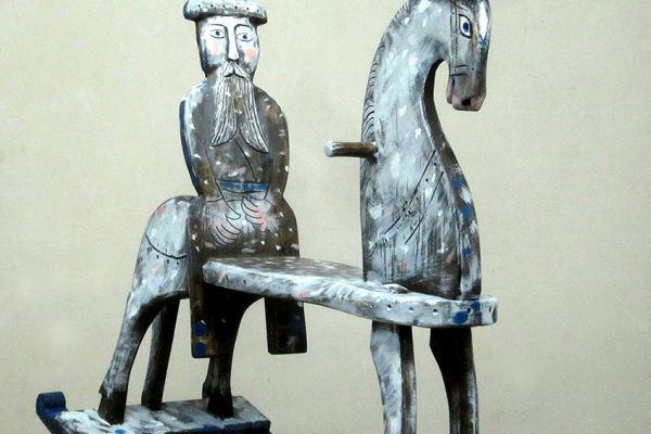 Владимир Потлов. Лошадка-качалка с извозчиком, 2022. Дерево, кожа, раскраска, 86х109х36 см. Фото из архива Владимира Потлова