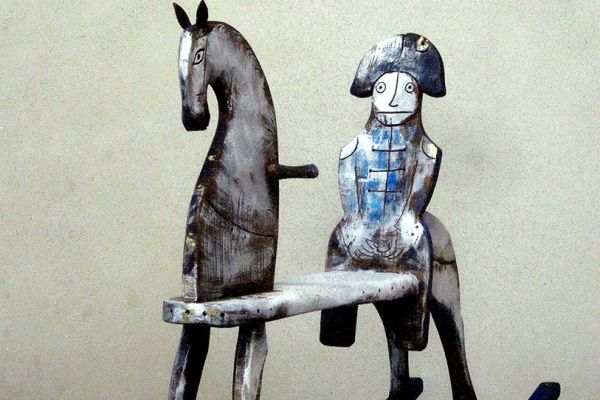Владимир Потлов. Лошадка-качалка с Щелкунчиком, 2021. Дерево, кожа, раскраска, 86х109х36 см. Фото из архива Владимира Потлова