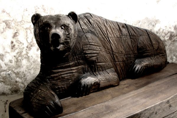 Медведь (скамья), 2003. Дуб, металл, кожа, 110х214х80 см. Частная коллекция. Фото из архива Владимира Потлова