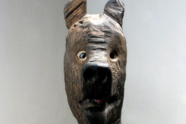 Владимир Потлов. Медведь в малине  (кресло) (фрагмент), 2008. Дуб, кораллы, агаты. Фото из архива Владимира Потлова