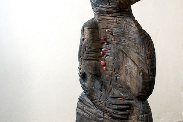 Владимир Потлов. Медведь в малине  (кресло), 2008. Дуб, кораллы, агаты, 147х74х62 см. Фото из архива Владимира Потлова